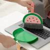 1 Sæt Farverig Mini Moppe og Fejebakke Sæt - Børnevenlig, Kompakt til Skrivebords- og Bordrengøring - Sjovt Frugtdesign (1 Moppe + 1 Fejebakke)