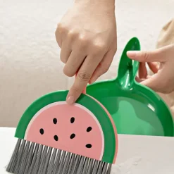 1 Sæt Farverig Mini Moppe og Fejebakke Sæt - Børnevenlig, Kompakt til Skrivebords- og Bordrengøring - Sjovt Frugtdesign (1 Moppe + 1 Fejebakke)