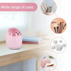 Dette er en lille, lyserød skrivebordsaffaldsspand til børn med låg. Det er også en mini, aftagelig penholder lavet af sød plastik med et flip-top design. | Fyndiq